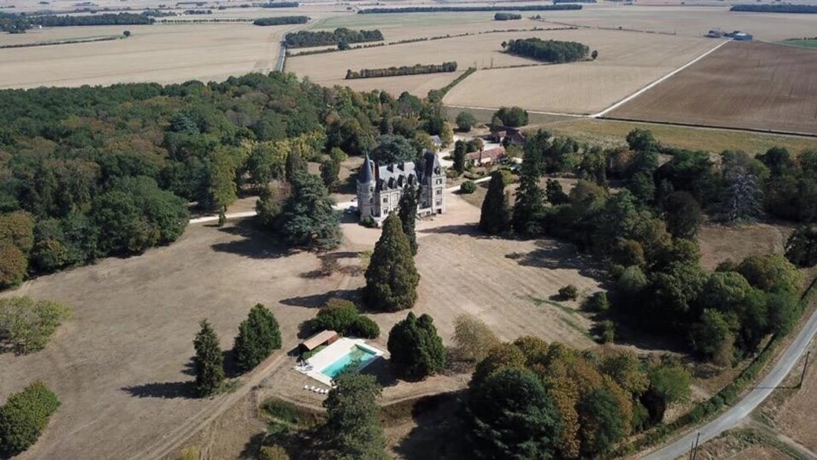 Salle de réunion dans Château niché entre champs verdoyants et forêts - 1