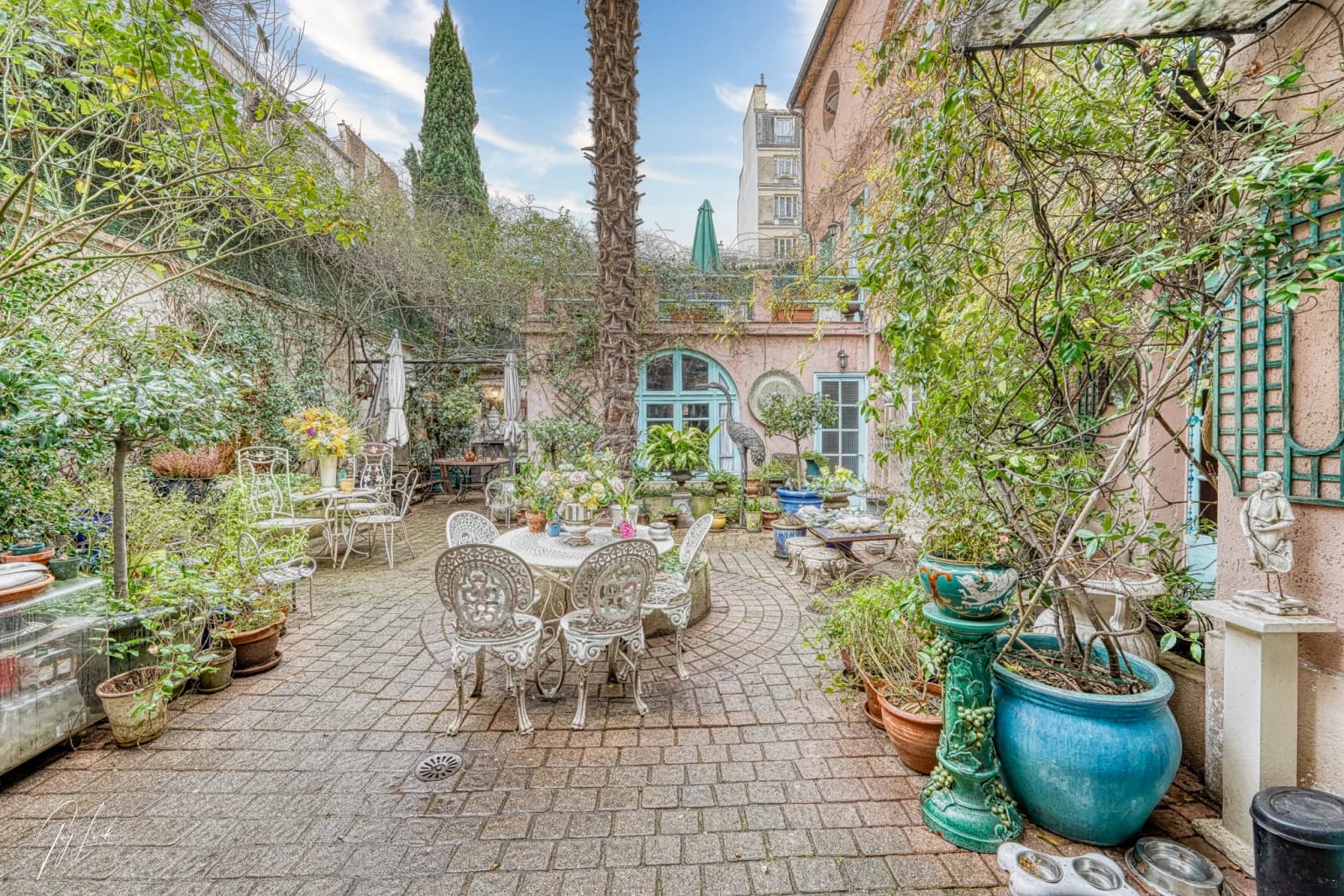 Maison parisienne magique avec sa cour fleurie secrète