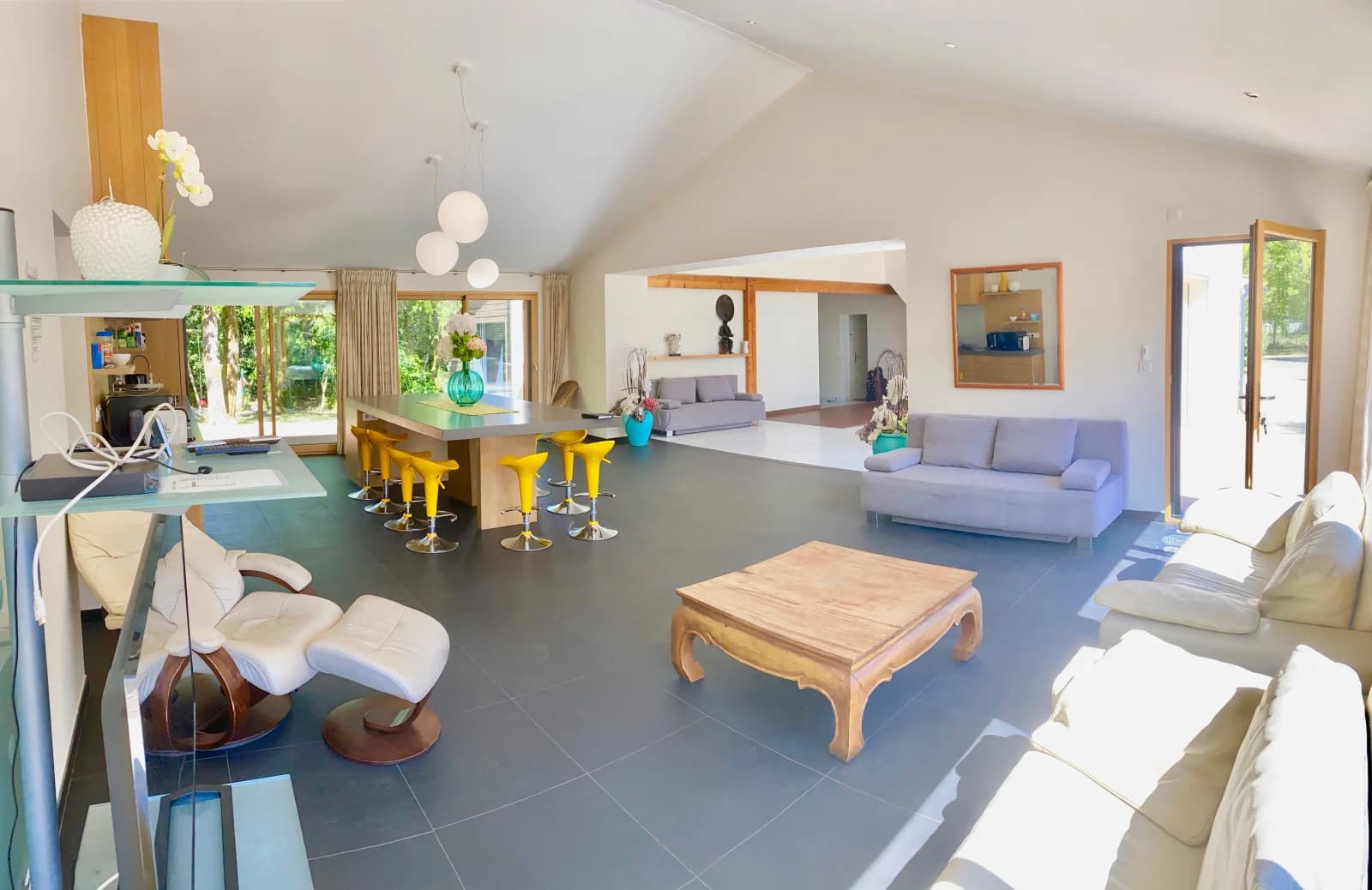 Living room in Atypical villa with swimming pool - 0