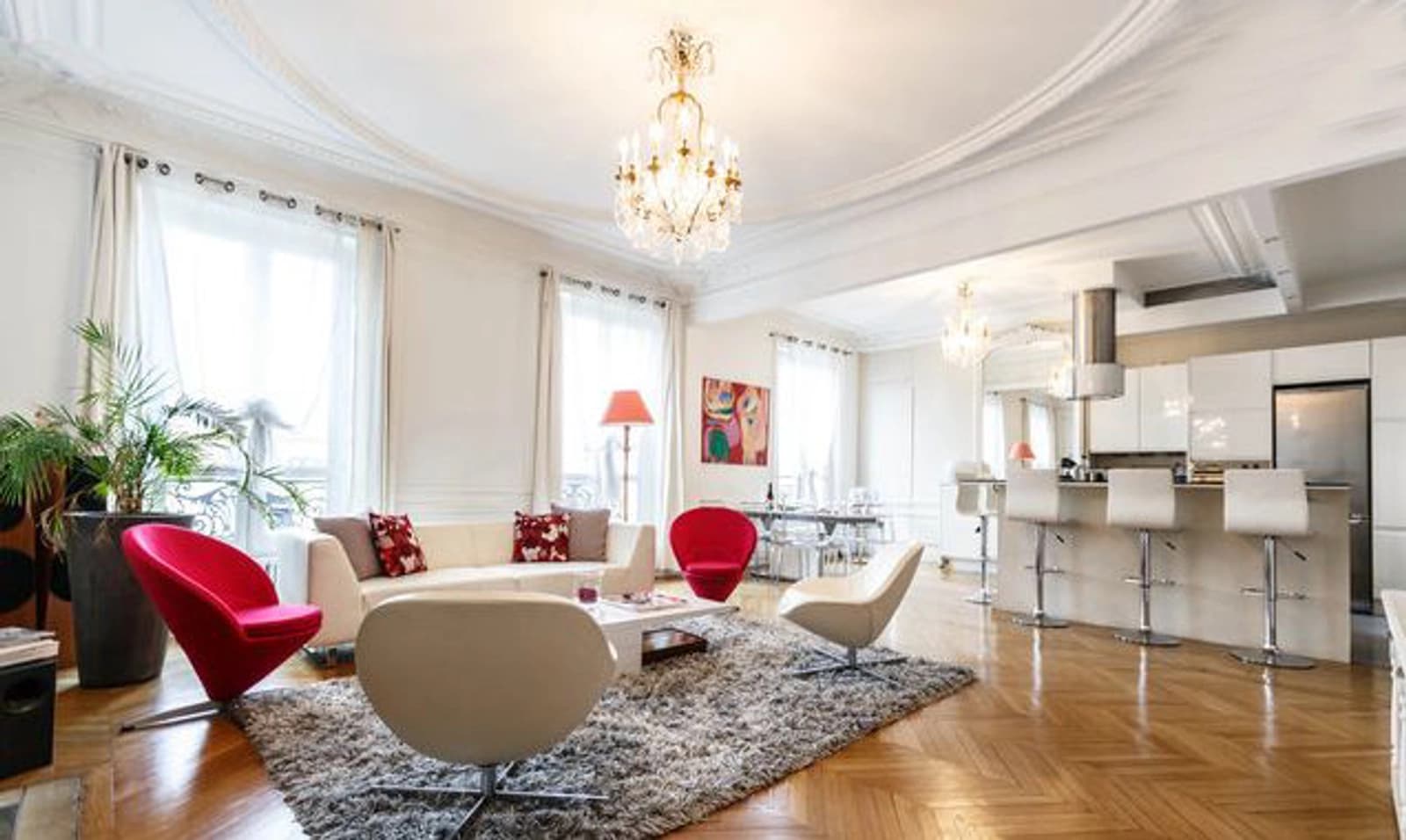 Space Apartment 200 m² in a prestigious Haussmannian building, living room 50 m², American-style kitchen with bar, parquet flooring, moldings, fireplaces, ceiling height 3.20 m - 1