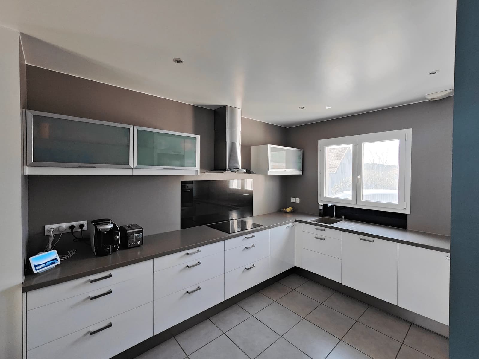 Kitchen en Luminosa residencia y su verde jardín muy cerca de Lyon - 1