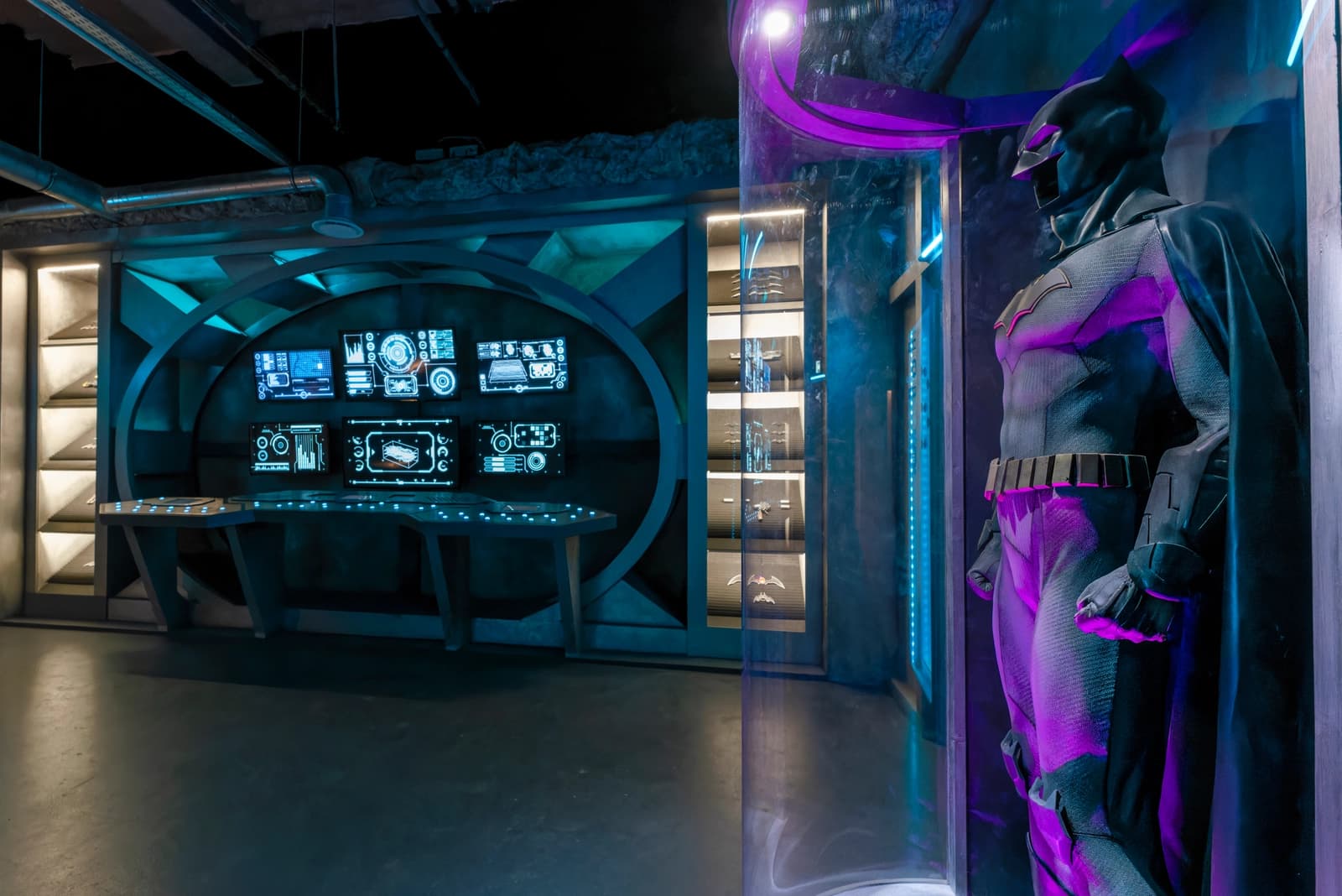 Space Dive into Gotham City – 3 000m2 Cinematic Sets Ready to Shoot - 4