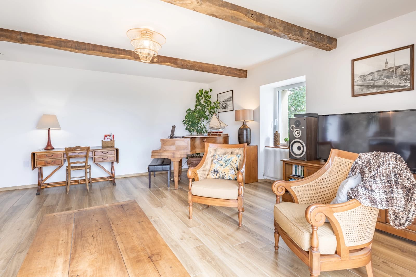 Sala en Se conserva la granja en forma de U típica de los Monts du Lyonnais - 1