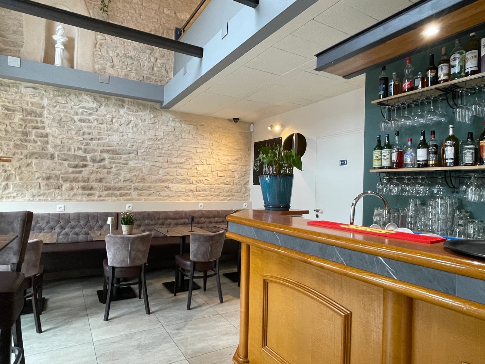 Space Chic and Elegant Village Bistro, High-End Bar in Downtown - 2