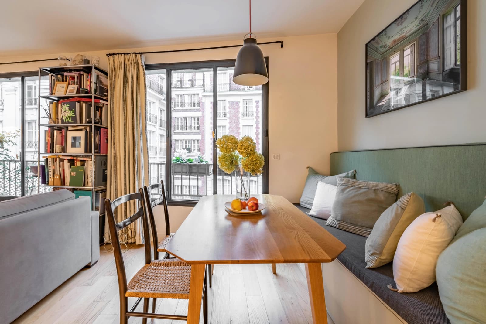 Meeting room in Very bright and cosy Parisian apartment - 1