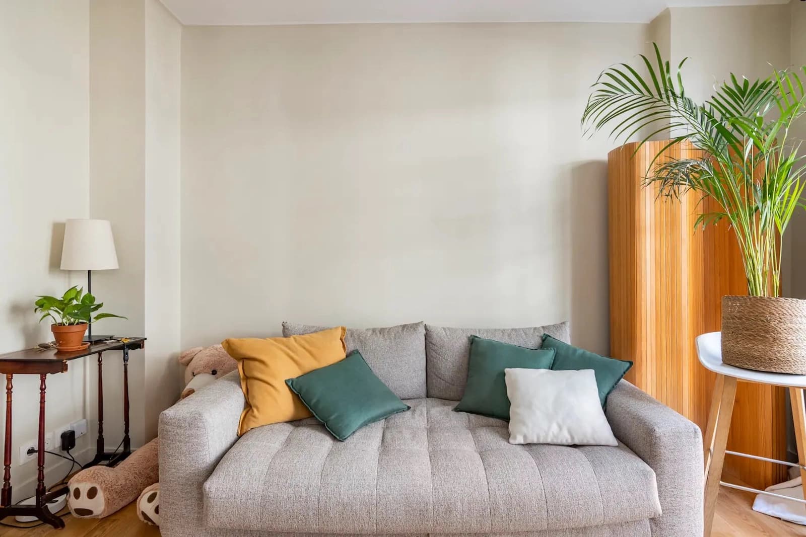 Espace Appartement rénové et moderne, cuisine avec îlot central et lampe design Sammode - 5