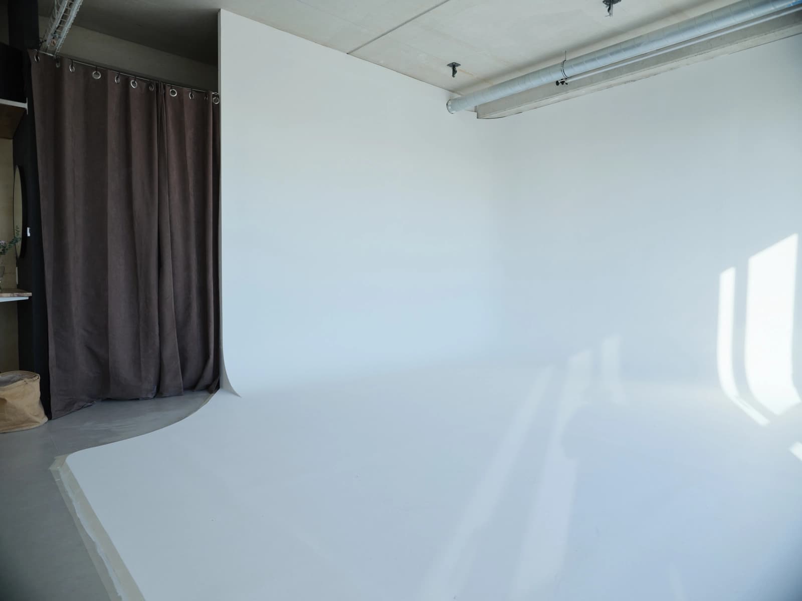Space Daylight studio with a view of the city - 3