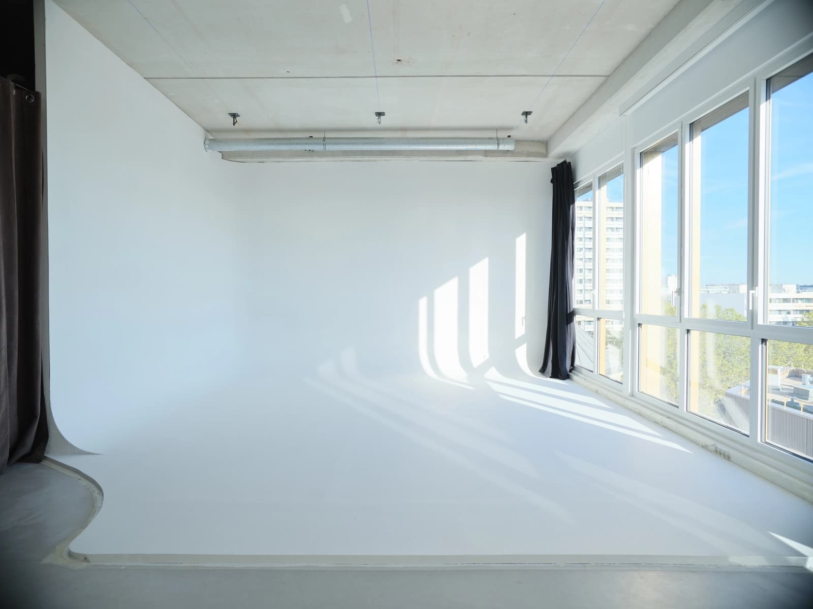 Space Daylight studio with a view of the city - 2