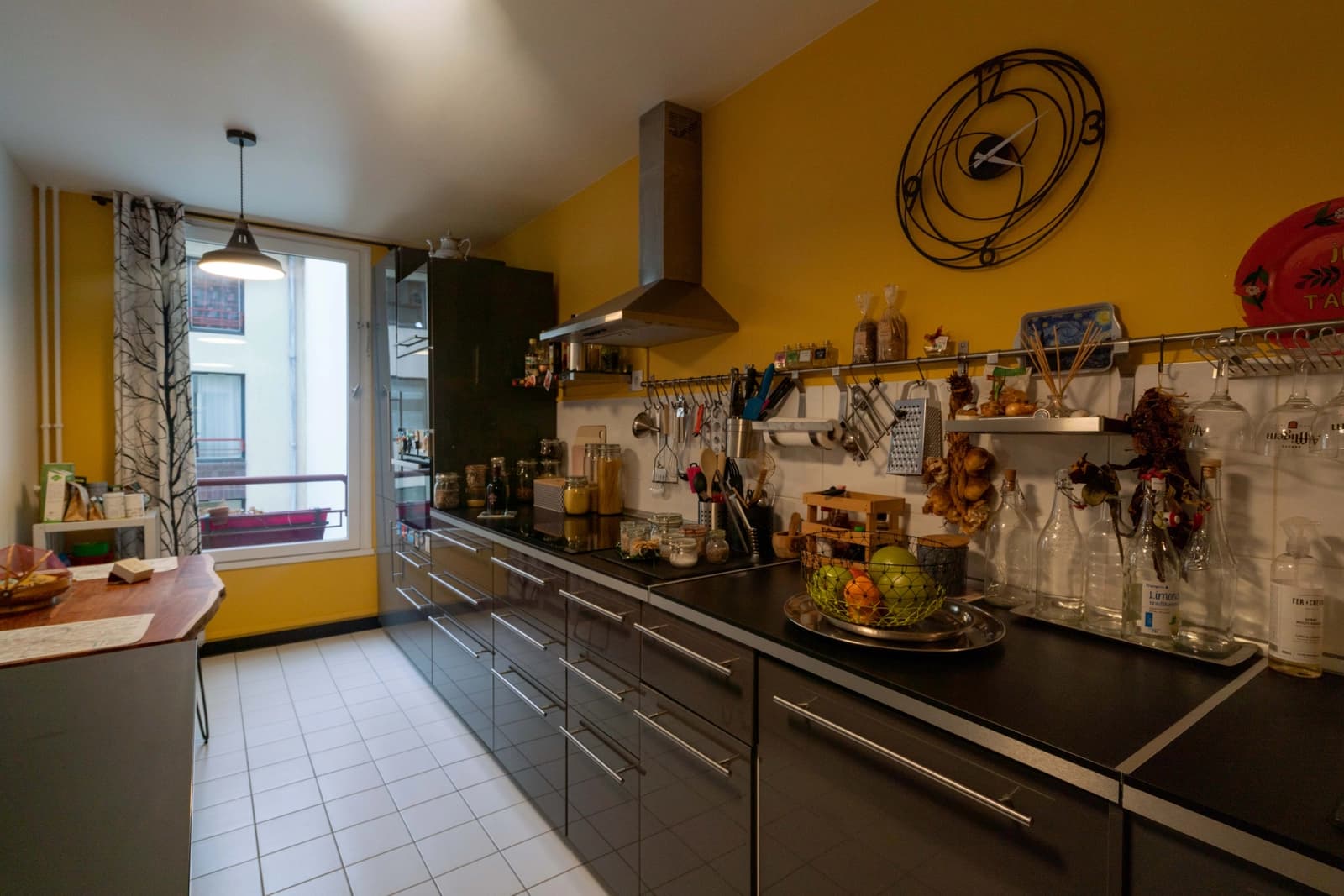 Espace Marais: salon élégant baigné d'une clarté apaisante - 4