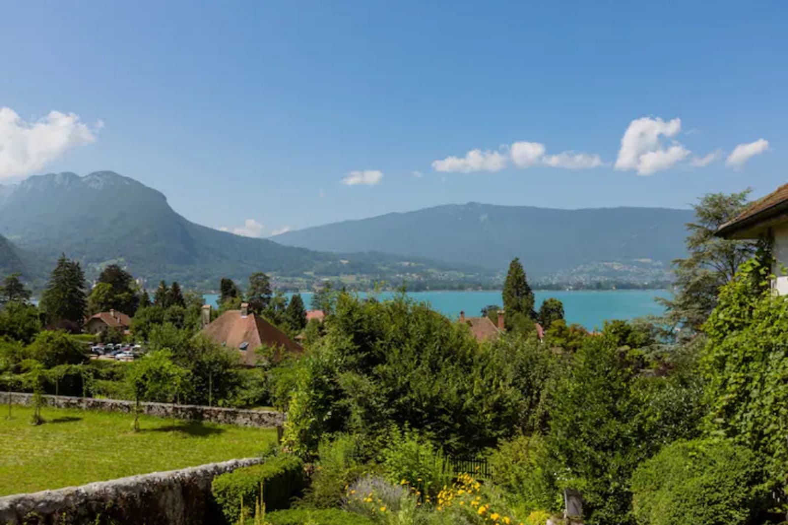 Apartment with garden & view of Lake Annecy