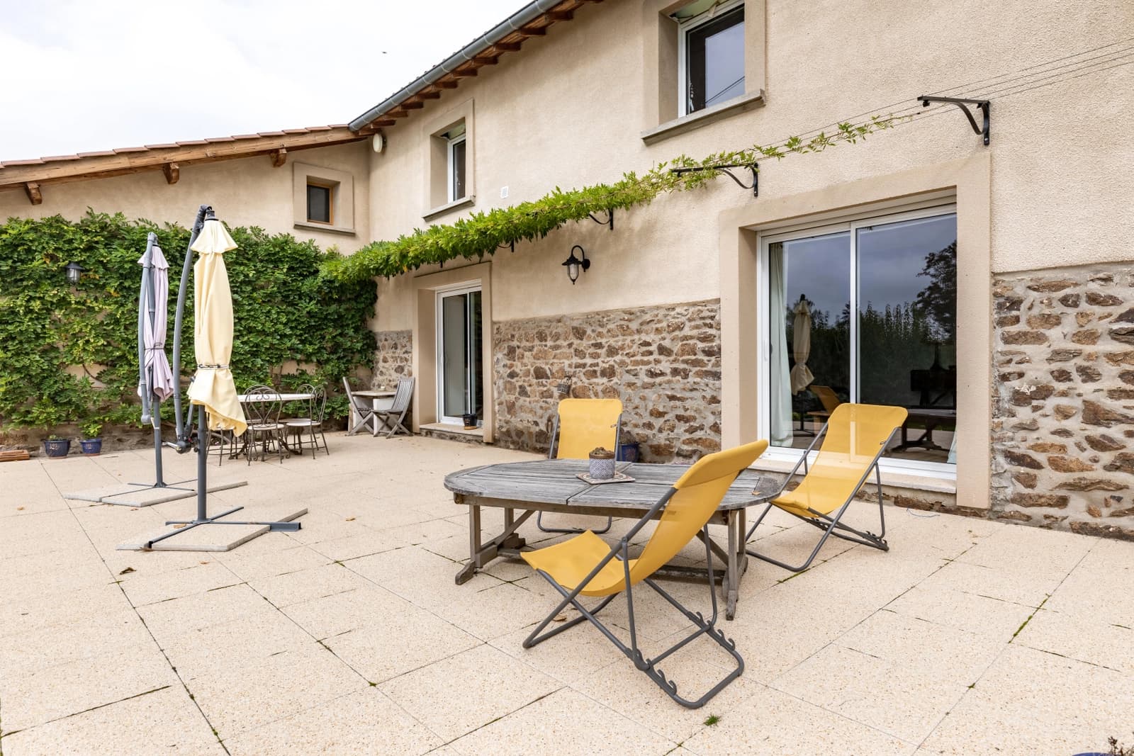 Comedor en Se conserva la granja en forma de U típica de los Monts du Lyonnais - 1