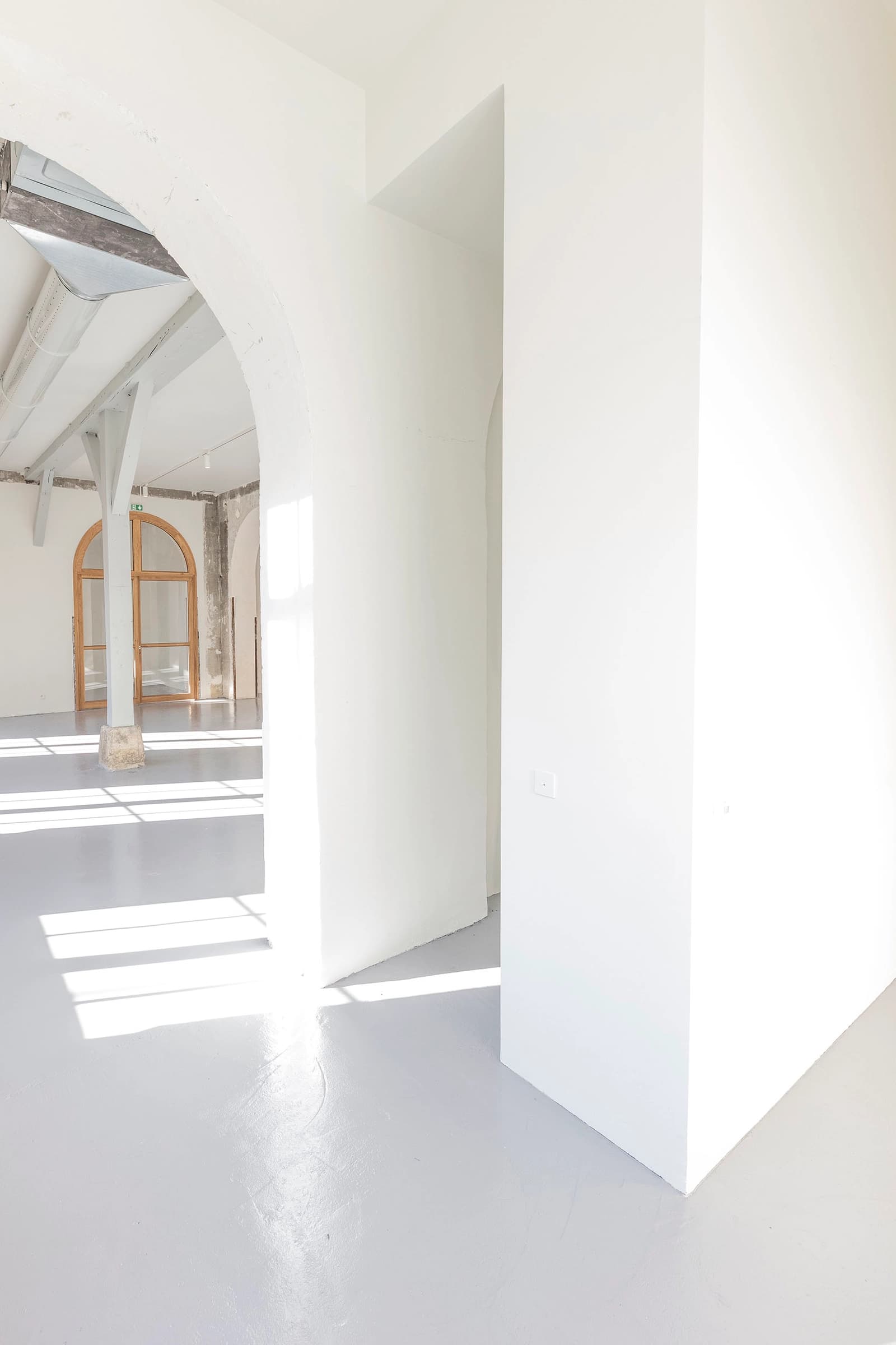 Espace Galerie d'art au design épuré, baignée de lumière - 4