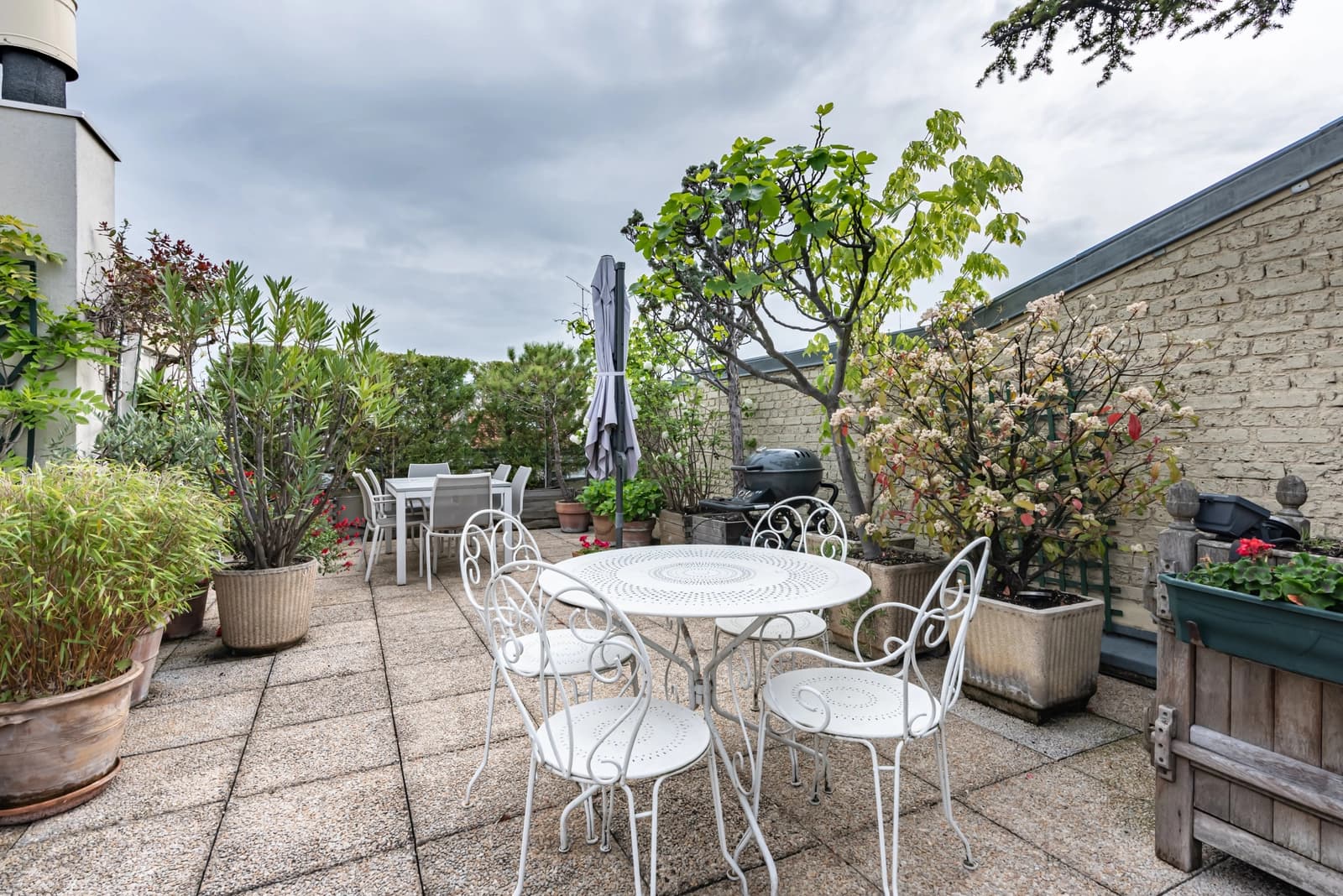 Space 80m² terrace with trees on one level - 5