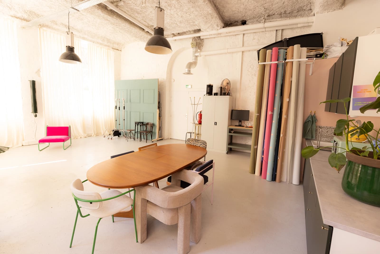 Space Bright photo studio with a touch of color - 3