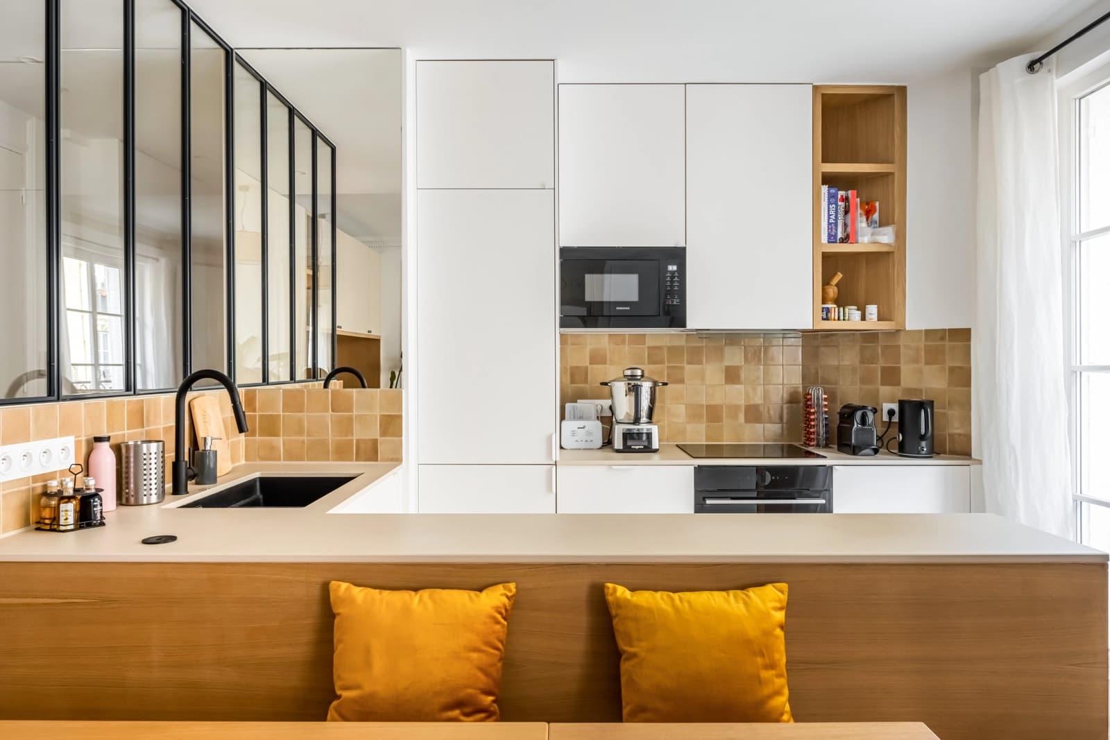 Space Architect-designed apartment, renovated, moldings - 4