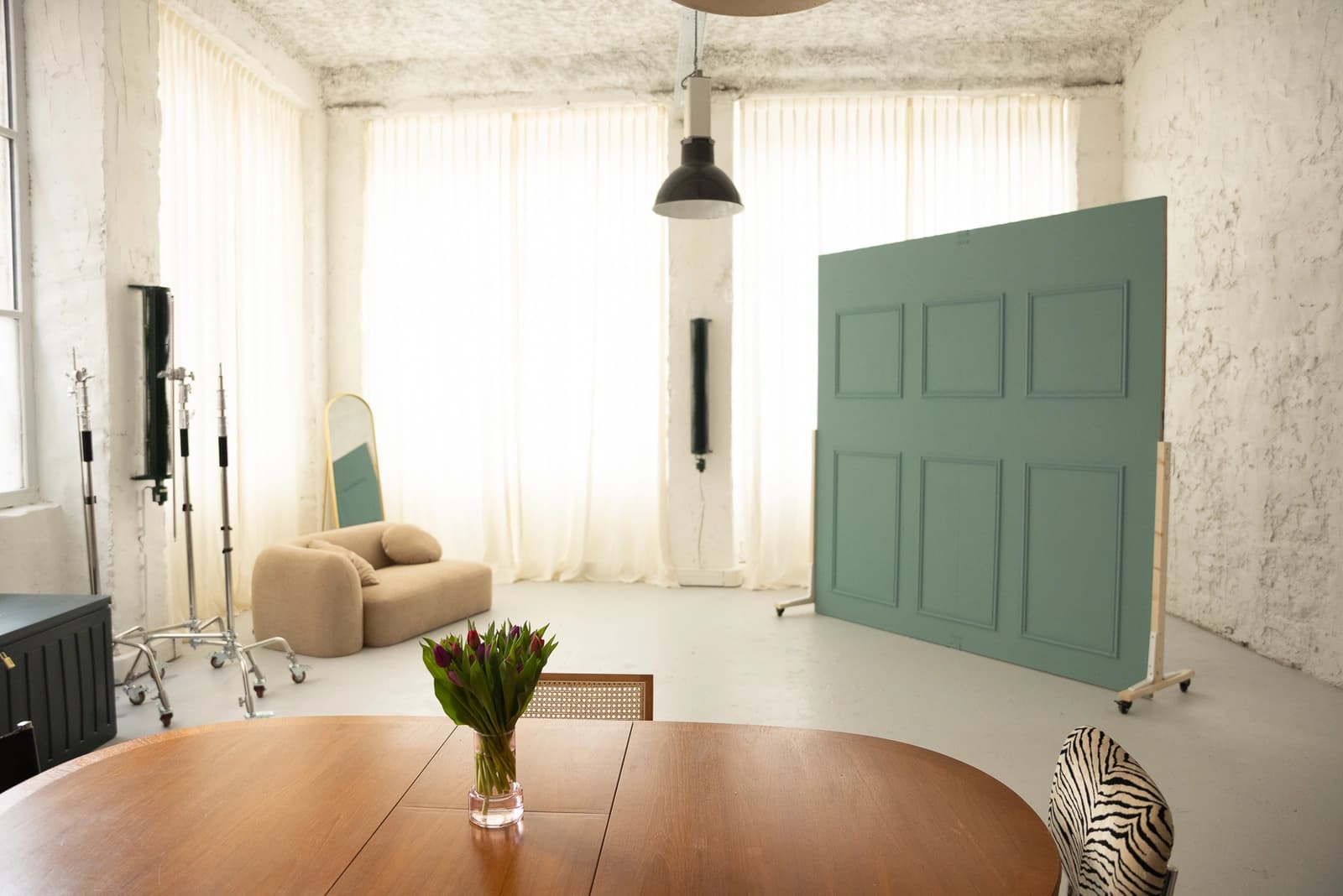 Space Bright photo studio with a touch of color - 2