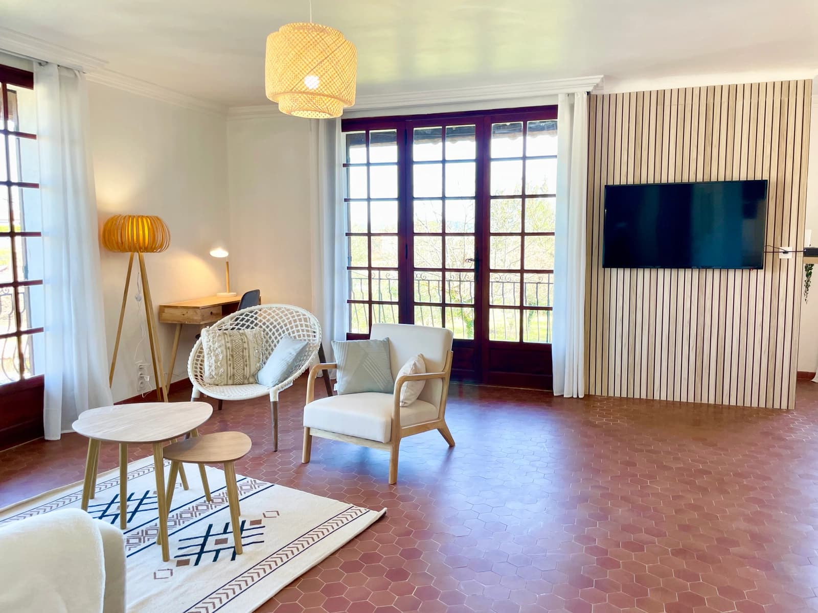 Sala en Elegante lugar provenzal con terraza y jardín de flores. - 1