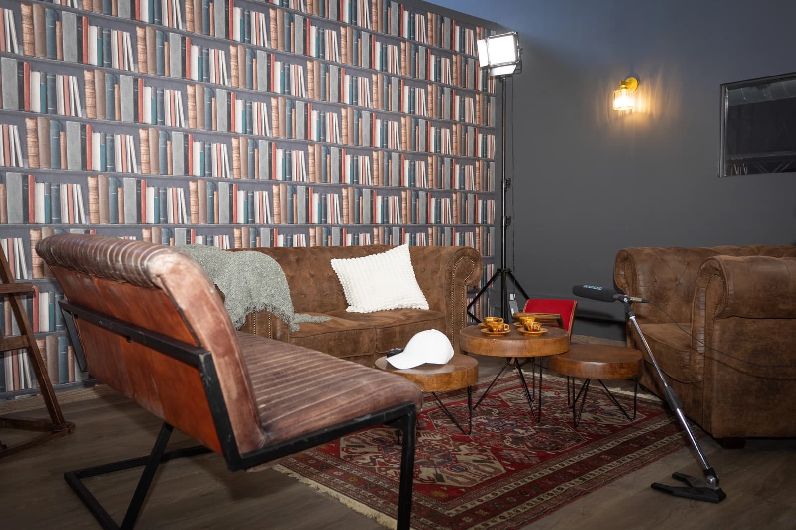 Space Le Parrain: a warm and intimate salon - 4