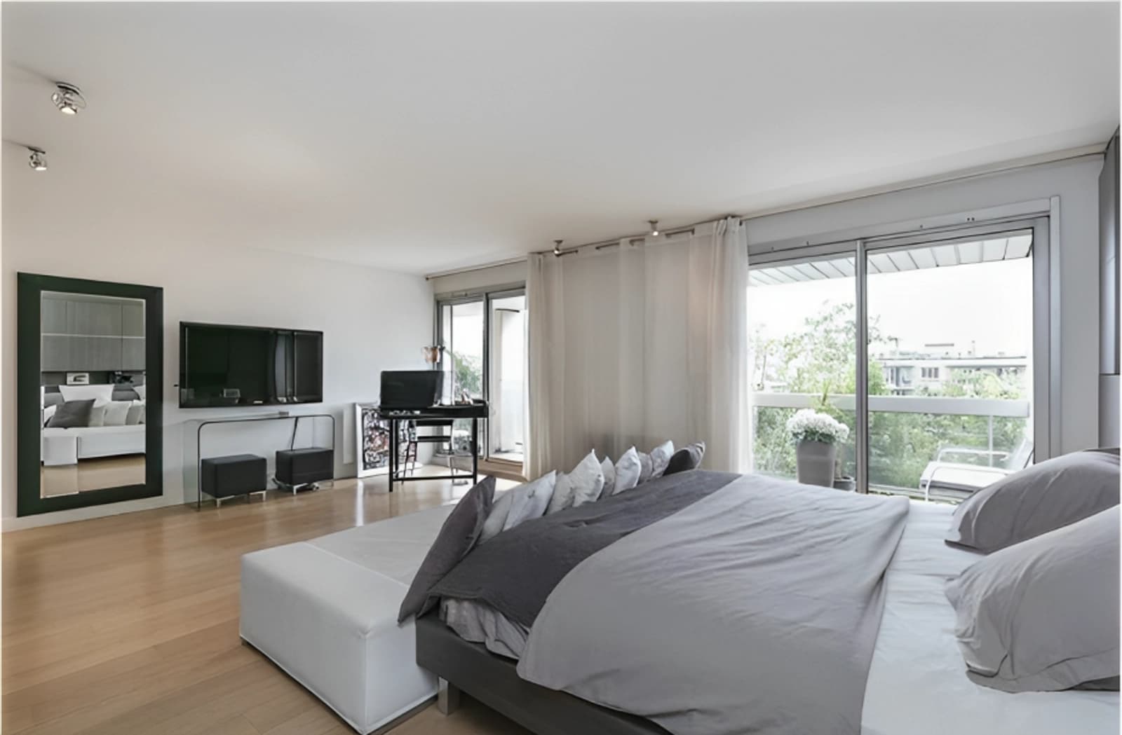 Space Uncluttered luxury apartment with 40m2 balcony - 4