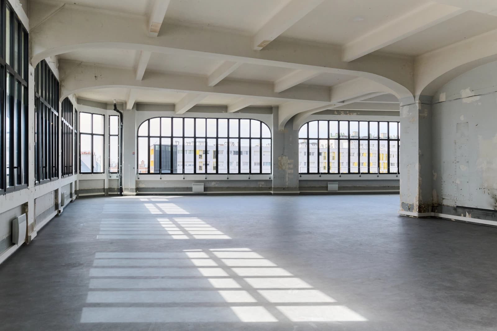 Espace Immeuble de bureaux et une salle désaffecté avec lumière naturelle - 4