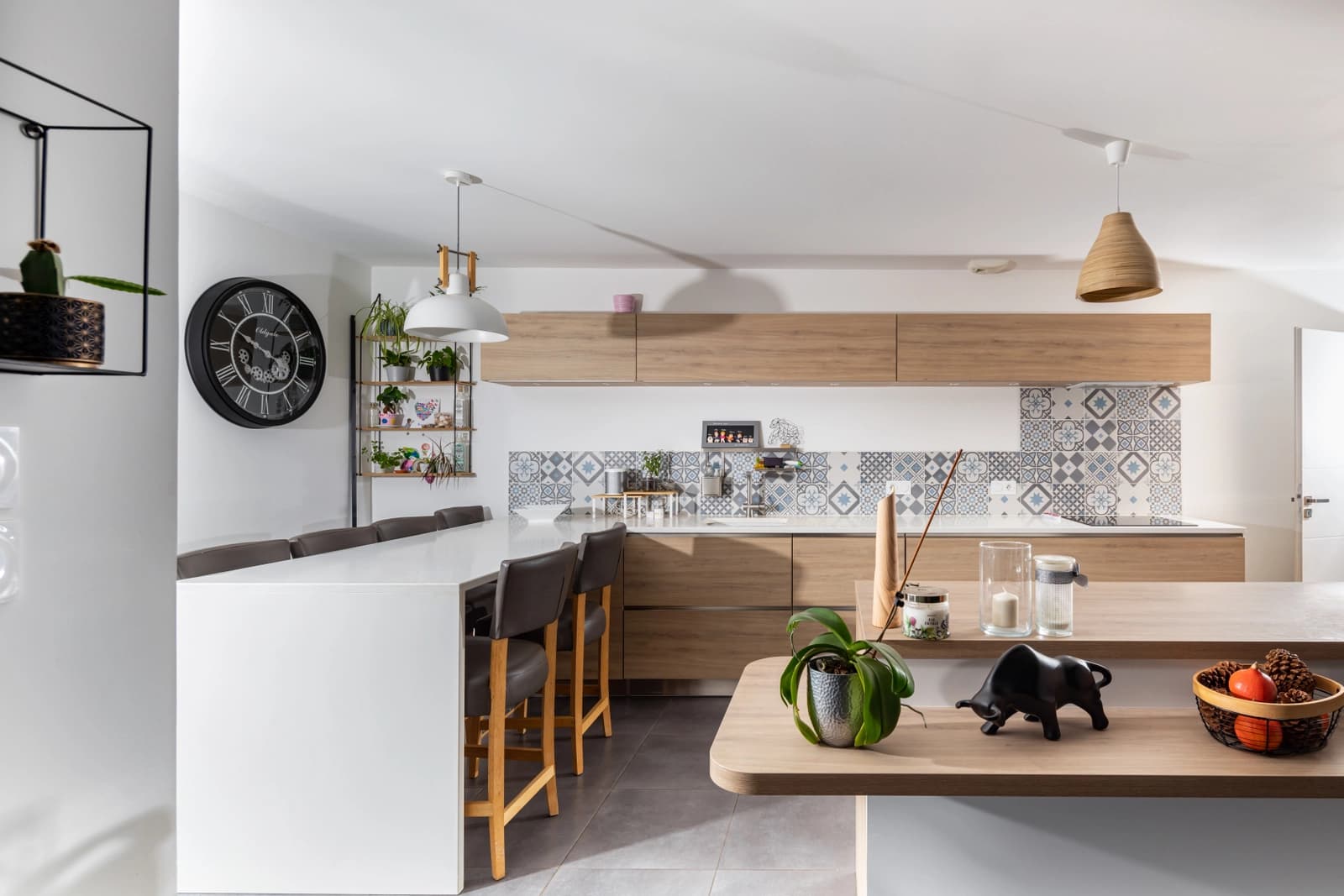 Kitchen in Bright house with large through-hung windows - 0