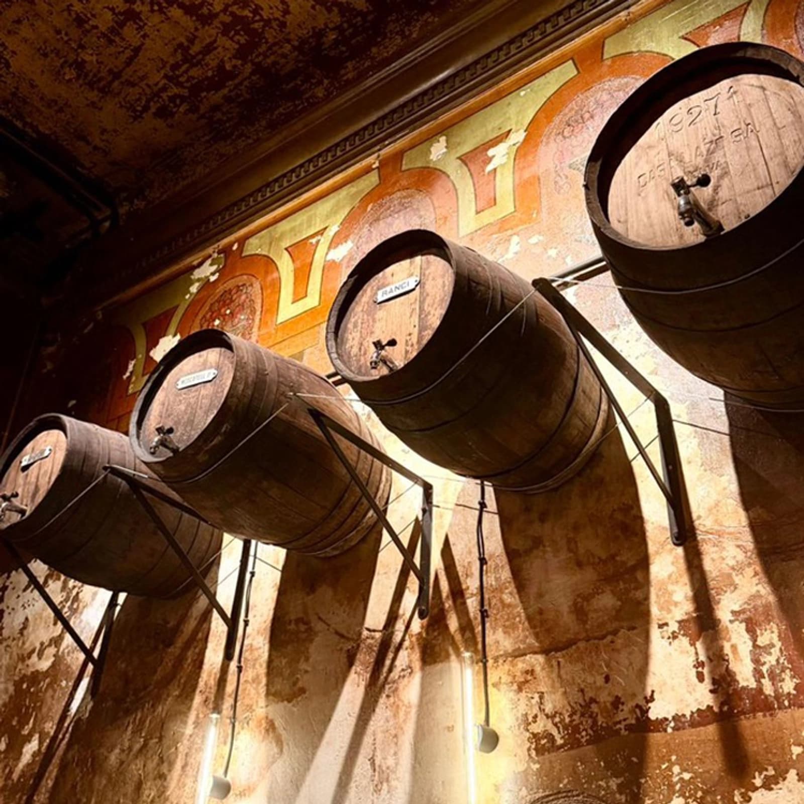 Espacio Bar de vinos Histórico de 1934 con Elementos Originales y Diseño Único - 4
