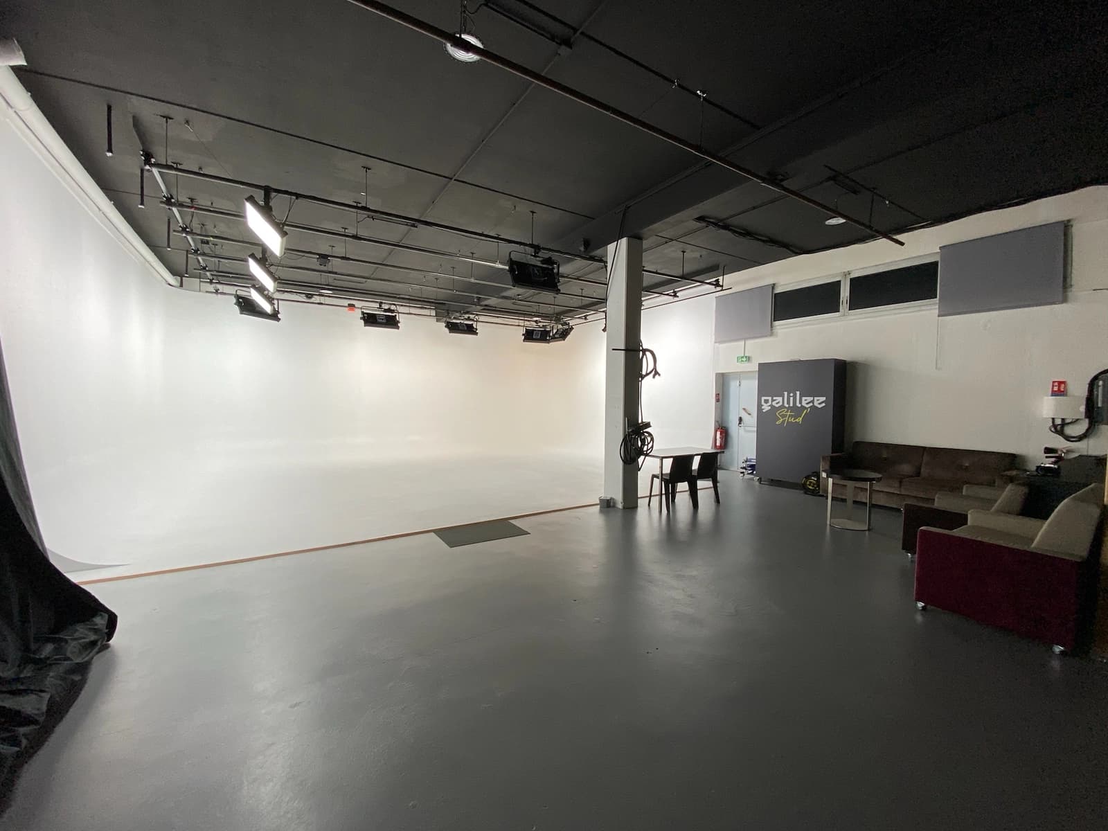 Salon dans Plateau de tournage professionnel sur fond blanc uni - 1