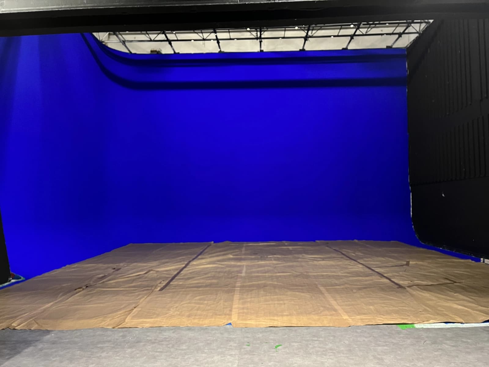 Space Photo and video studio. Cyclorama with two faces + soundproof floor - 0
