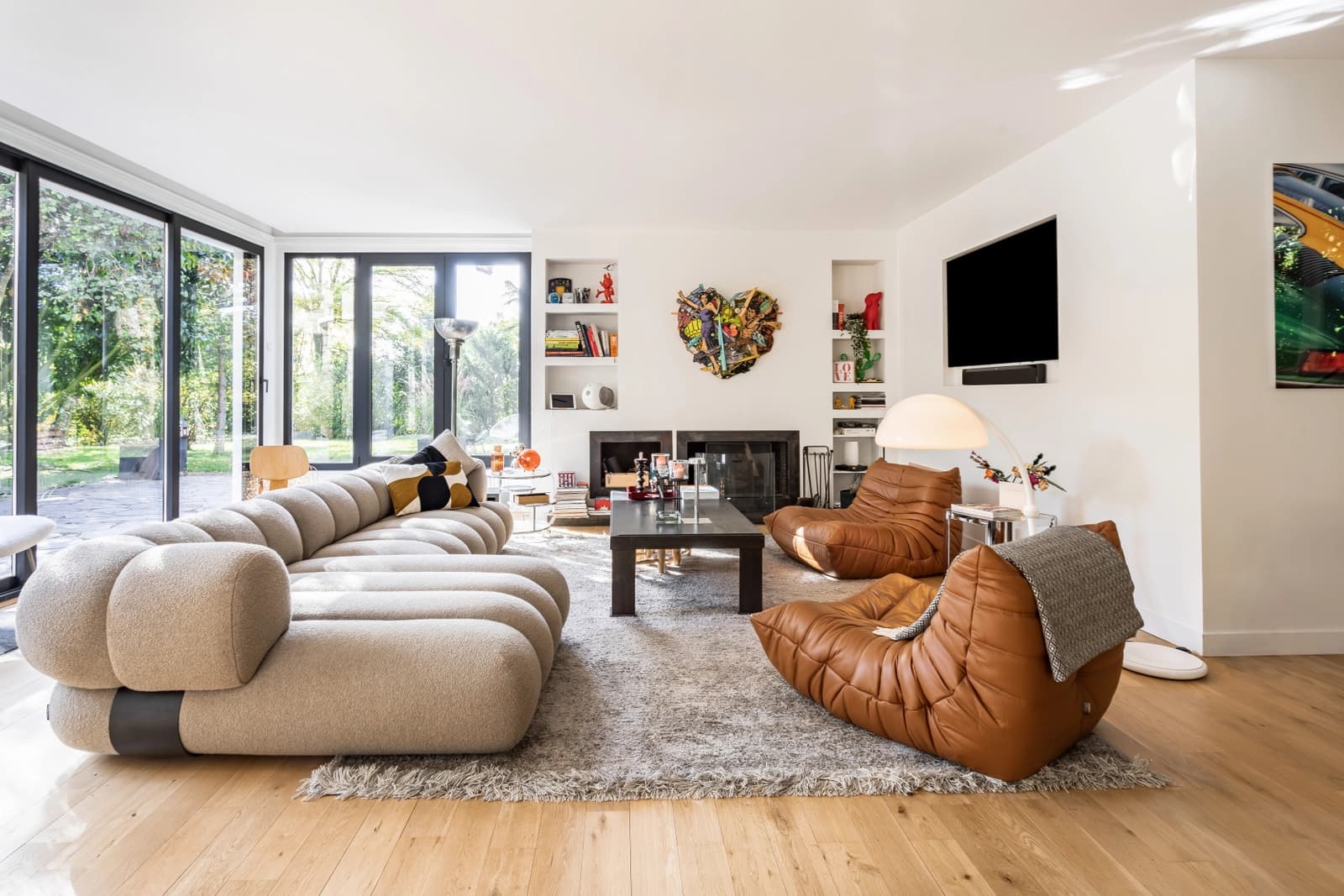 Living room in House in a beautiful green area - 1