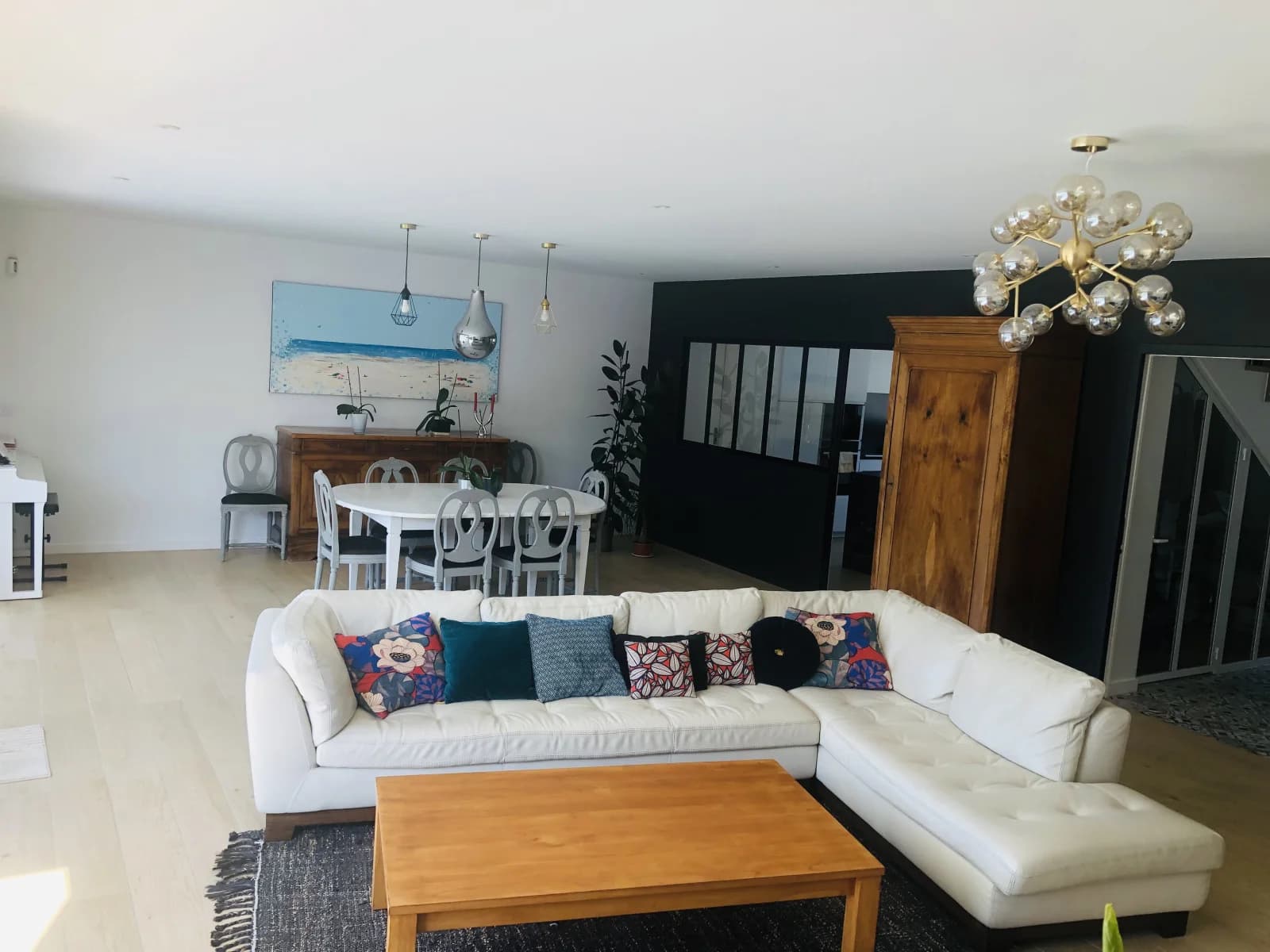 Living room in Large contemporary villa - 1