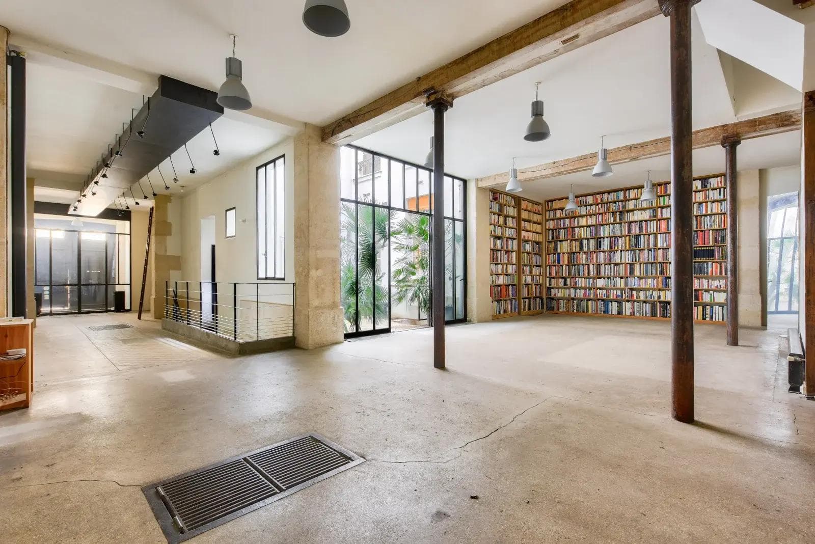 Espace esprit galerie à murs blancs et verrière pour shooting mode et tournage à Paris — sélection We Are Scene