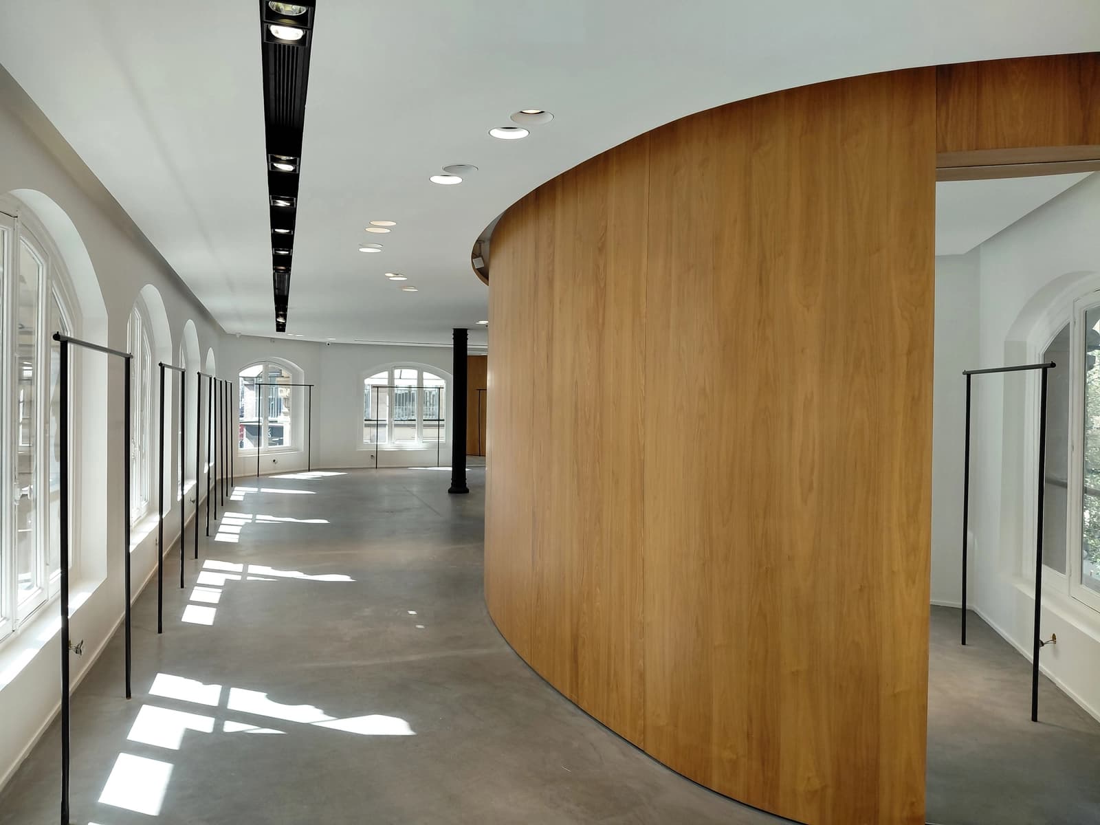 Espace Boutique avec grandes vitrines linéraires - 0