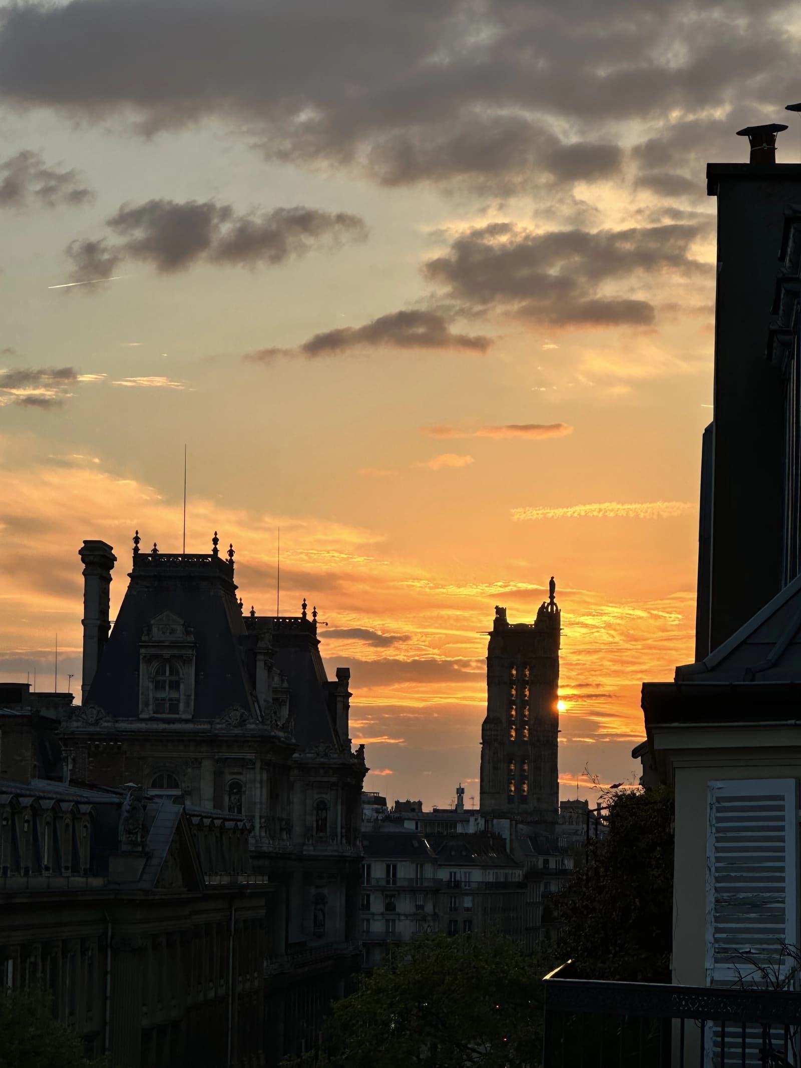 Space Superb designer living room with large balcony and view in an apartment in the heart of the Marais district with balcony and view of the Tour Saint-Jacques and Île Saint-Louis - 4