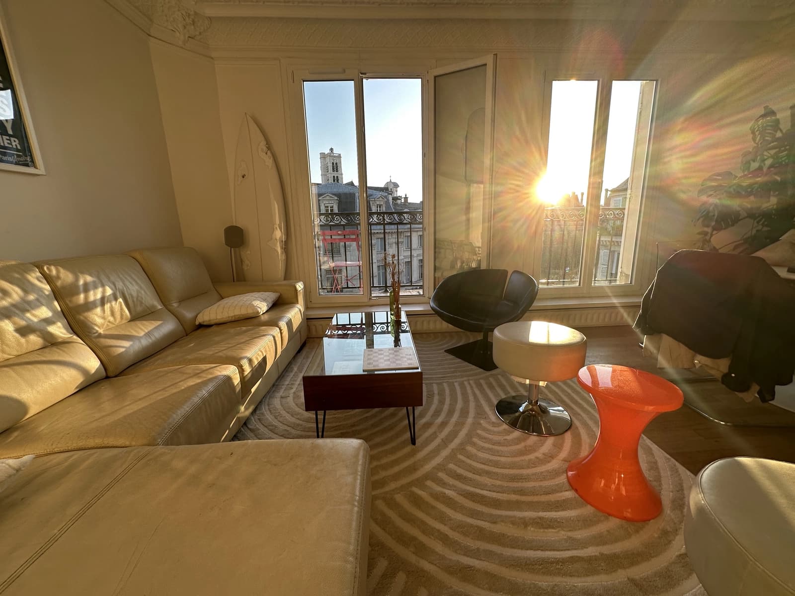 Space Superb designer living room with large balcony and view in an apartment in the heart of the Marais district with balcony and view of the Tour Saint-Jacques and Île Saint-Louis - 3