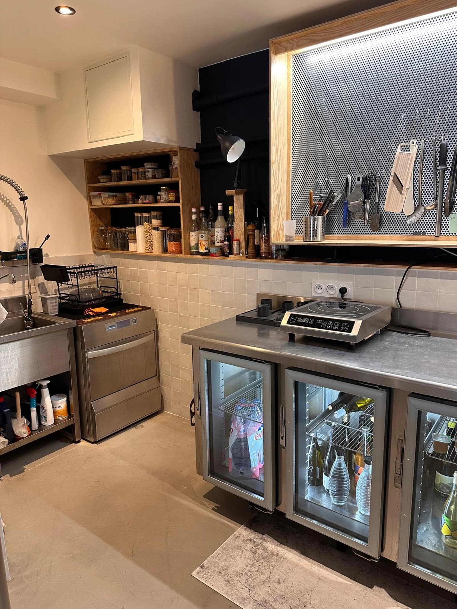 Space Office space, wine cellar, professional kitchen and pool table. - 2