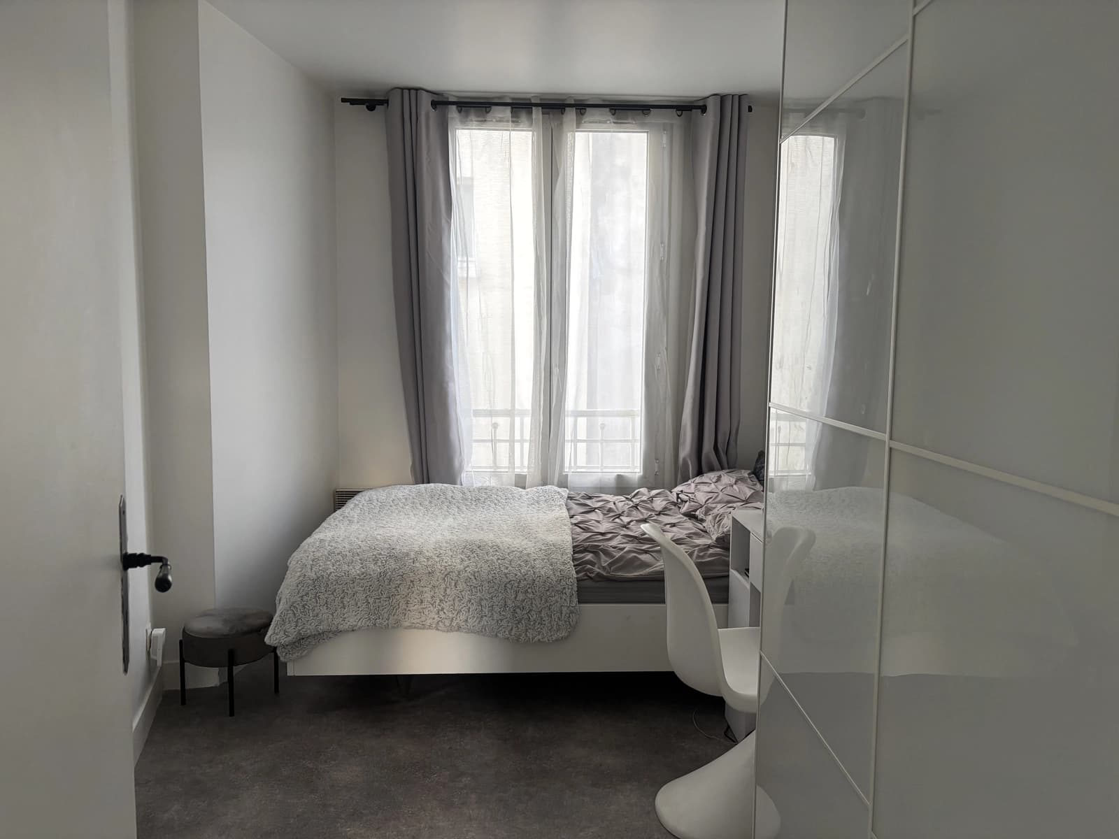 Espace Appartement moderne et futuriste avec décor organique et lumière naturelle - 4