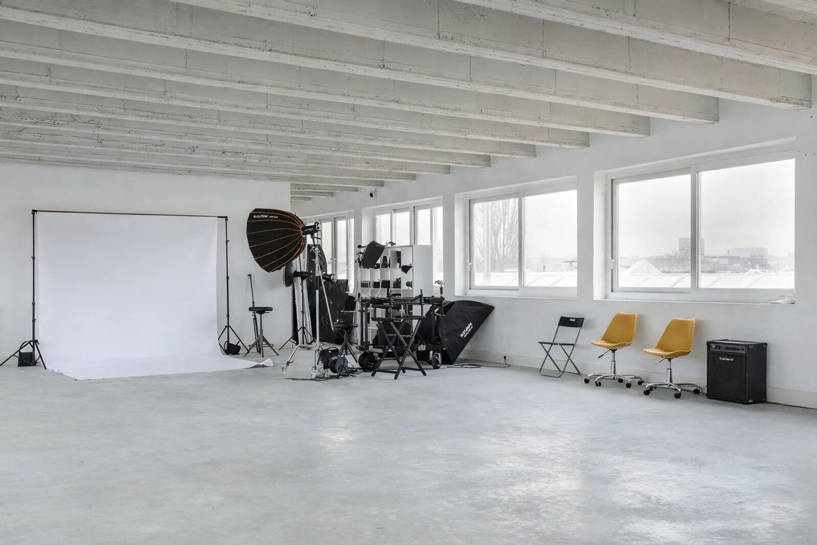 Space Large halls able to accommodate vehicles, offices, and a rooftop - 2