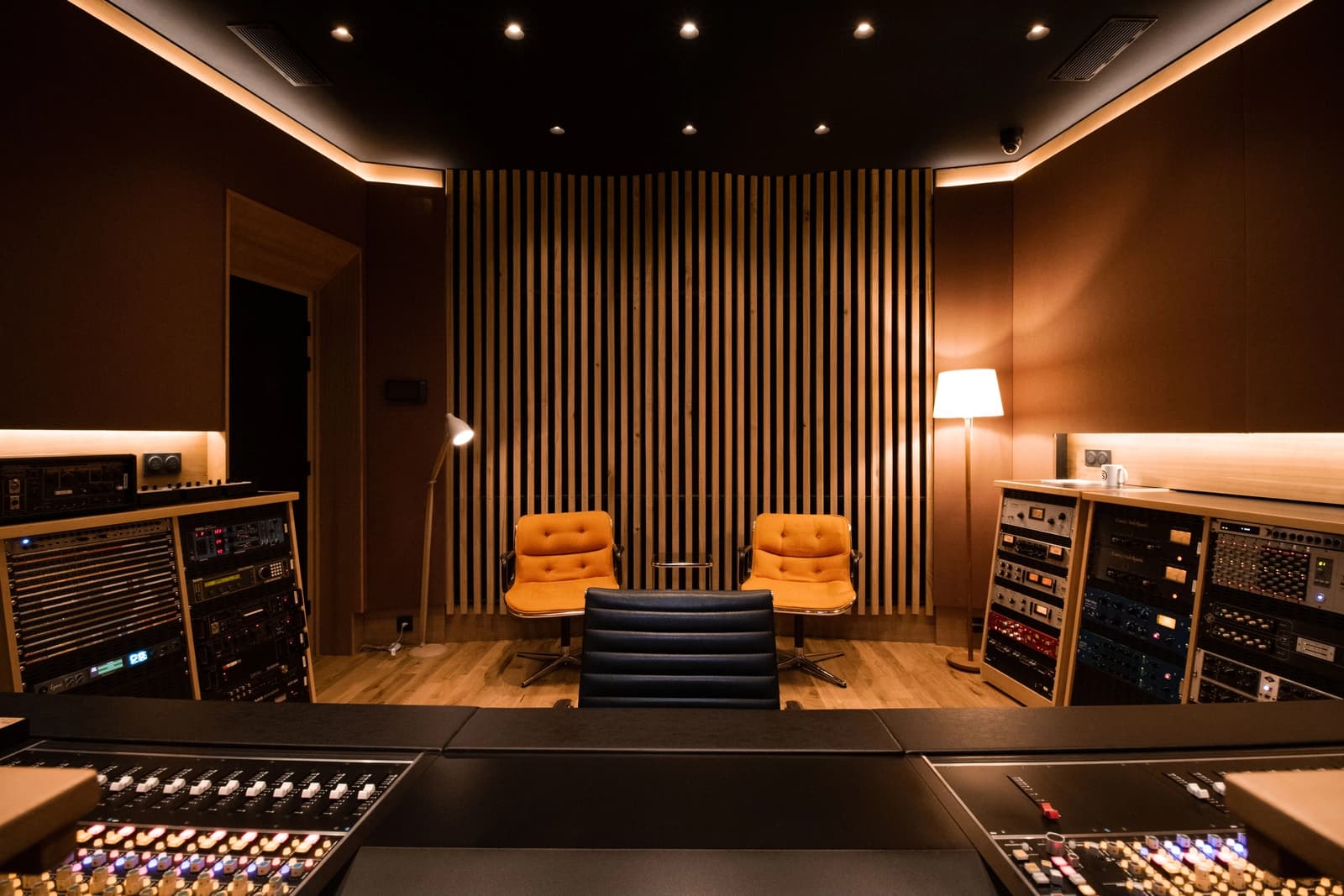 Space High-end music studio with a unique design featuring a Control Room & Live Room - 4