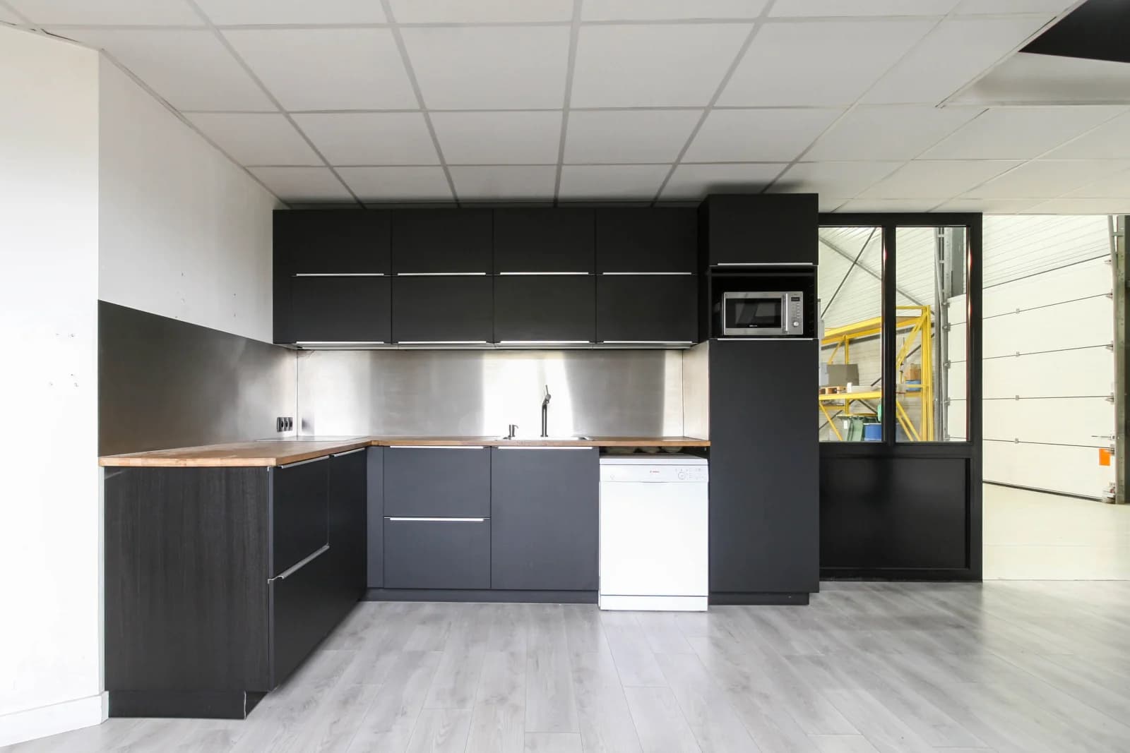 Space Large 305 m² mixed premises with warehouse and offices - ideal for filming, production, control room or studio. - 1