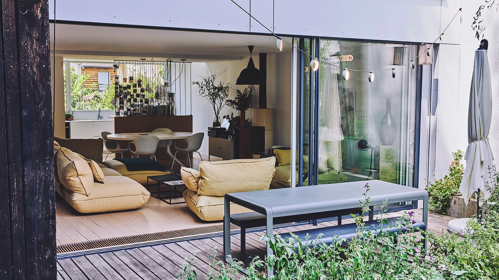 Space Bright architect-designed house with a large open-plan living area opening onto a garden - 1