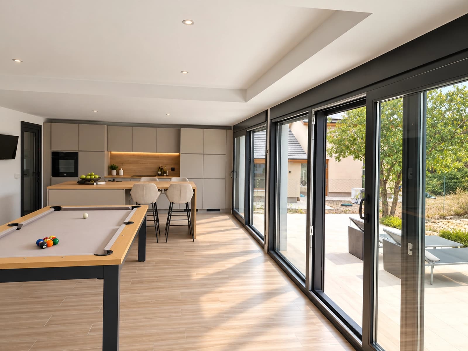 Space Bright contemporary house with large floor-to-ceiling windows and a tree-lined plot - 1