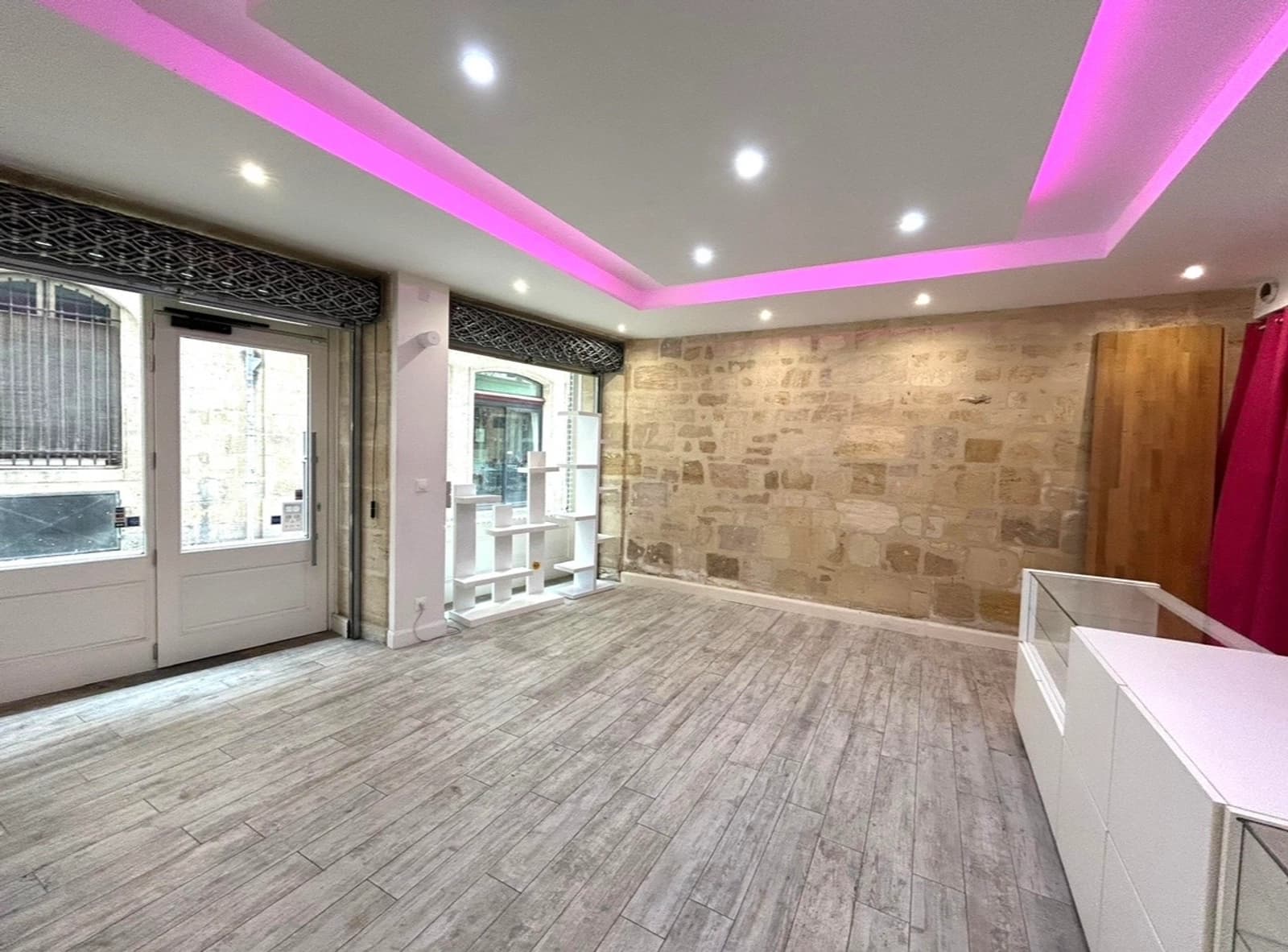 Space Modern Boutique in Bordeaux Historic Center - 2