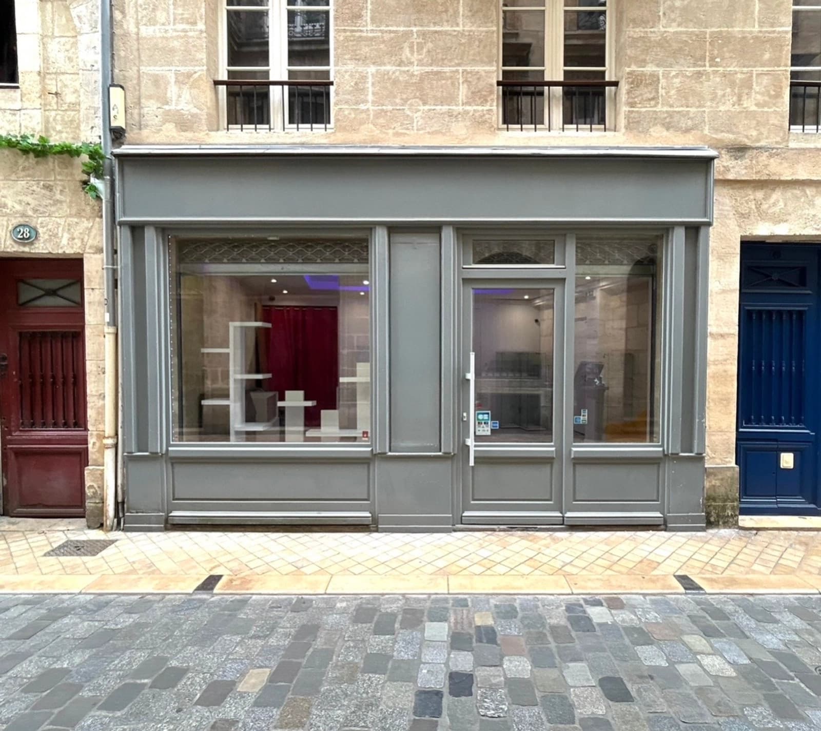 Space Modern Boutique in Bordeaux Historic Center - 0