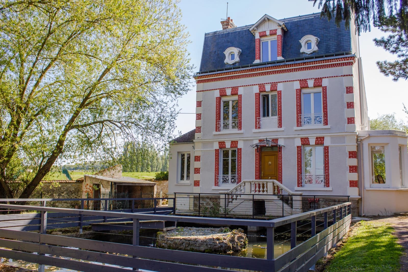 Space 1920s manor house, garden and vineyard view in Champagne - 1