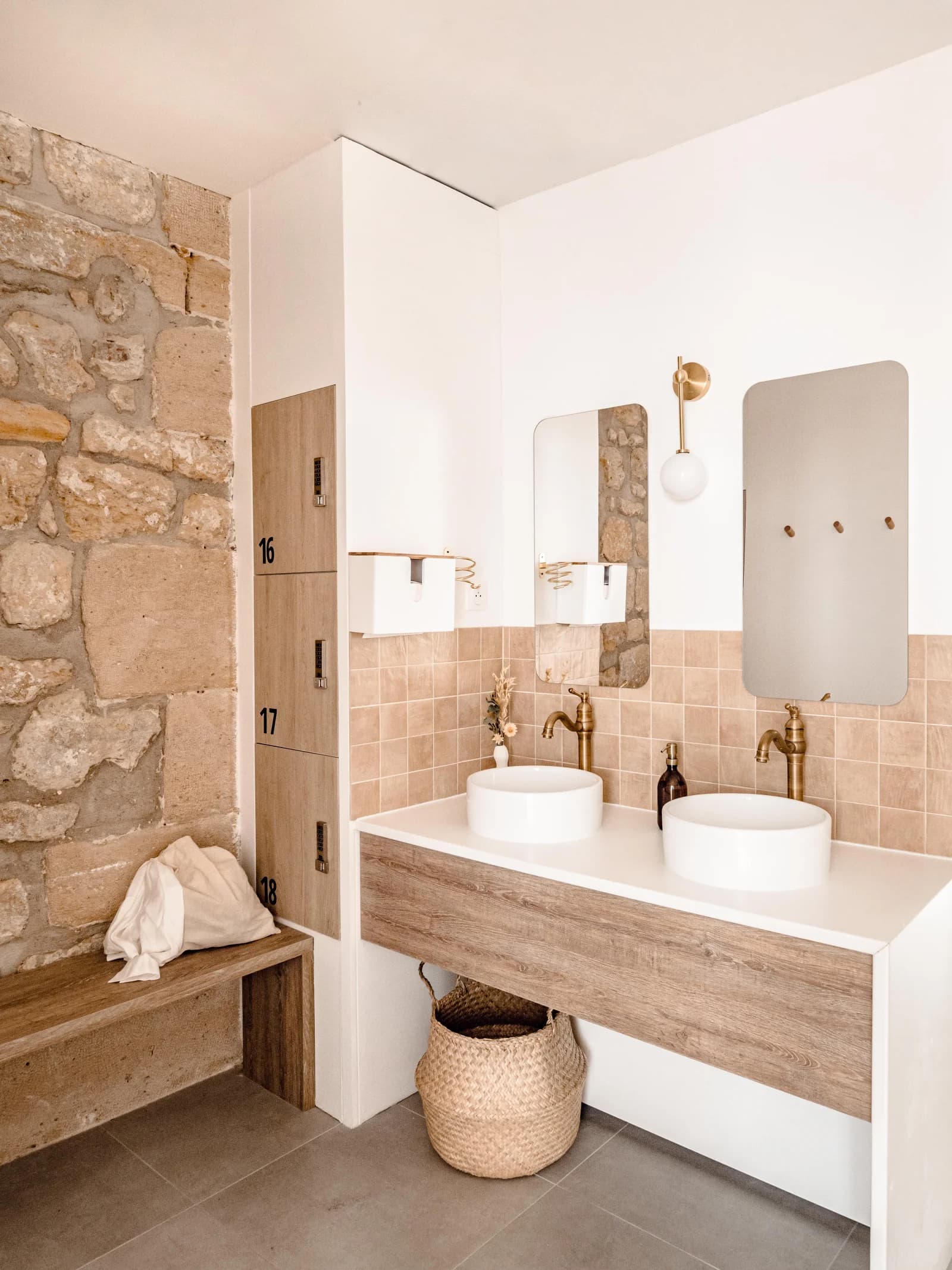Space Charming yoga/wellness room in the heart of the Marais - large glass roof & stone walls - 1