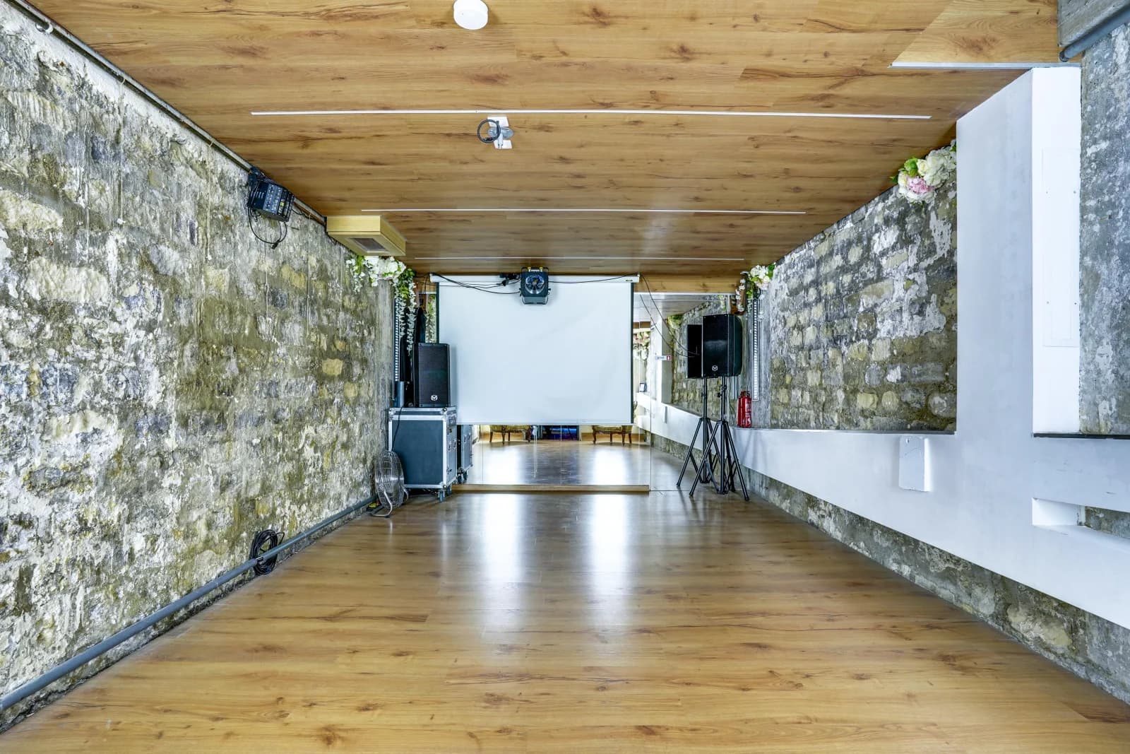 Space Atypical vintage and industrial hangout - 2