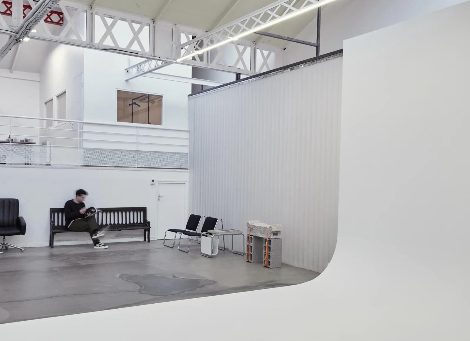 Space Photo and video studio with large 2-sided cyclorama - 4