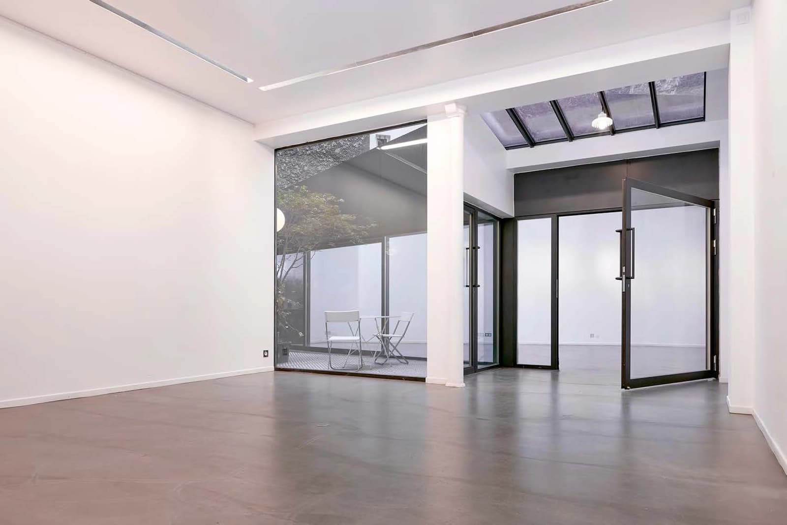 Space Glass-roofed art gallery with private patio in the heart of Faidherbe village - 3