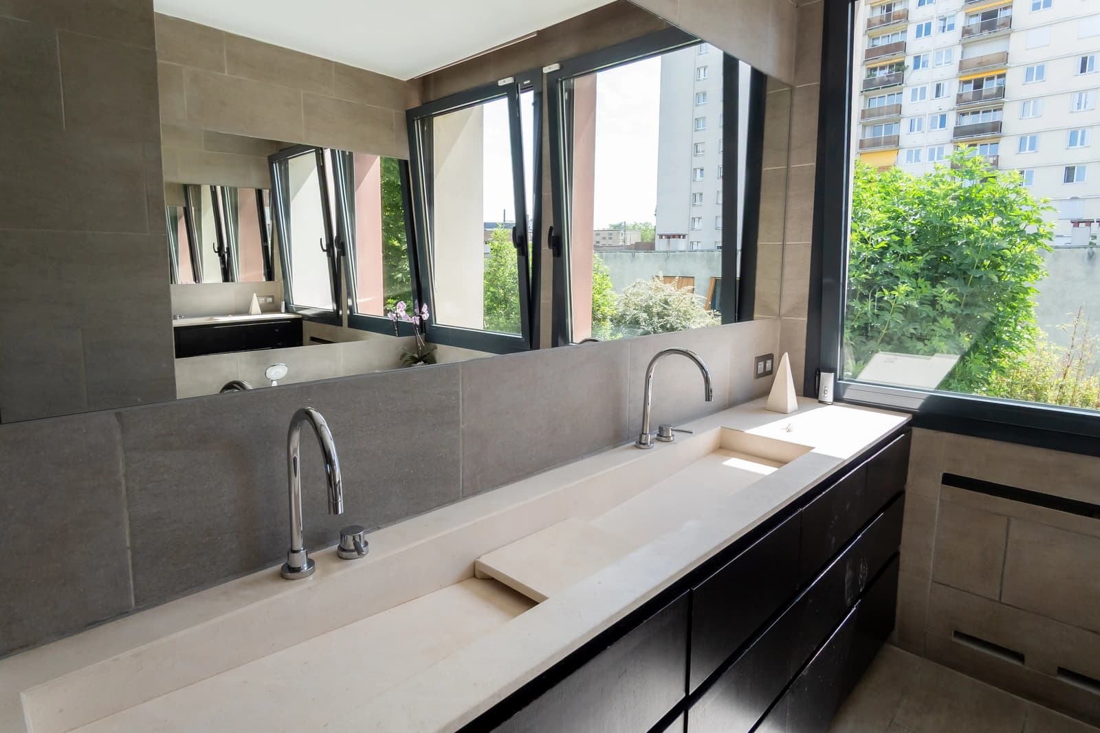 Maison contemporaine avec son jardin paysager