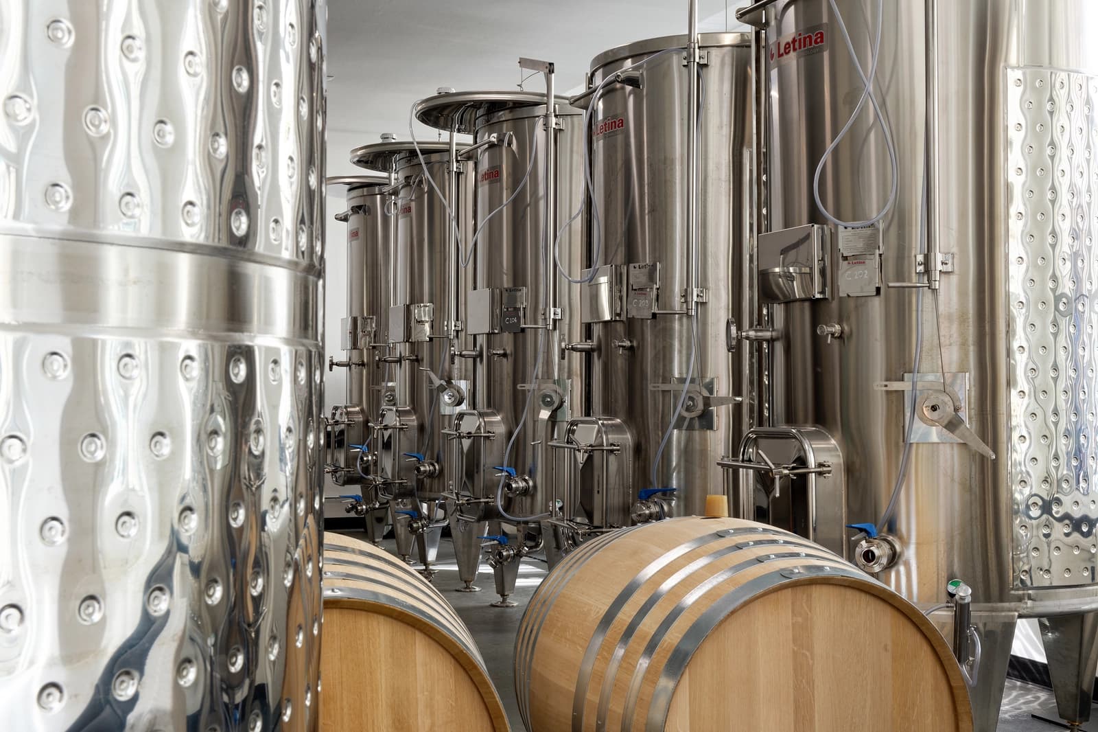 Espace Chai urbain entre cuves inox, béton brut et barriques - 1